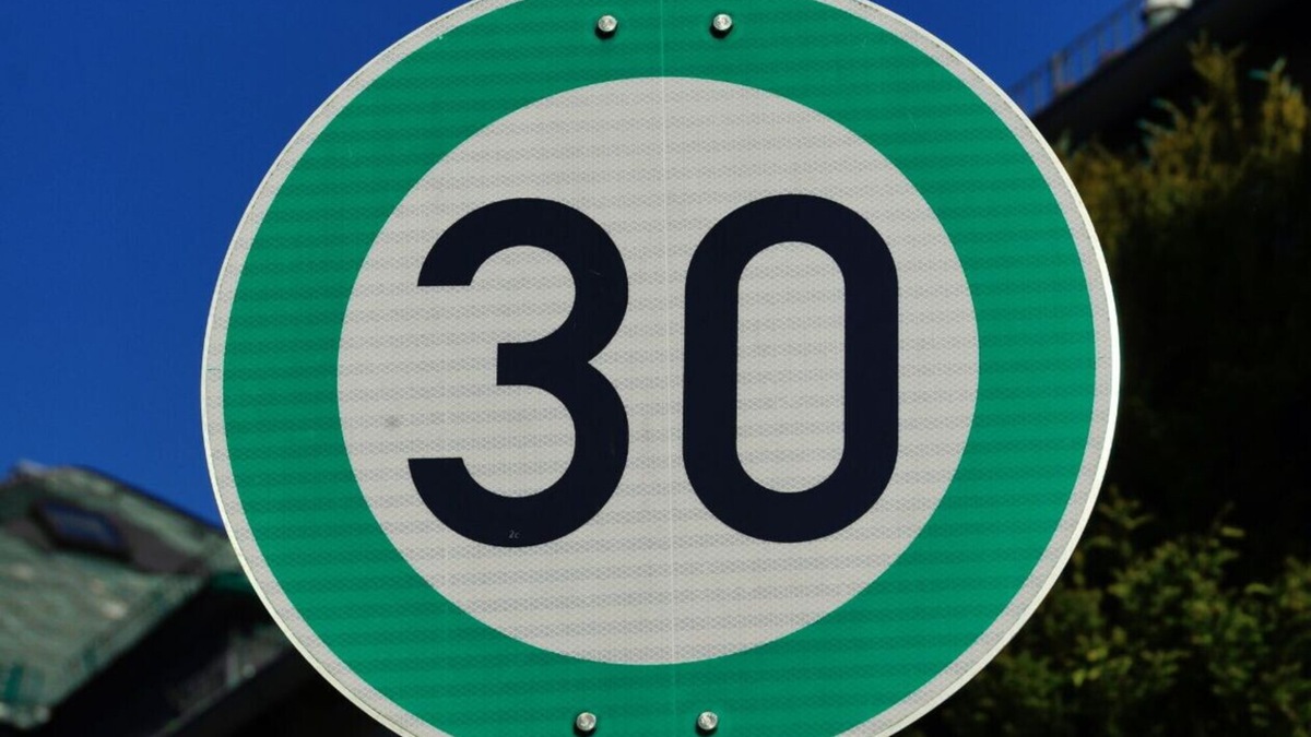 Limiti di velocità verdi: cosa sono e perché cambiano la guida sulle strade europee