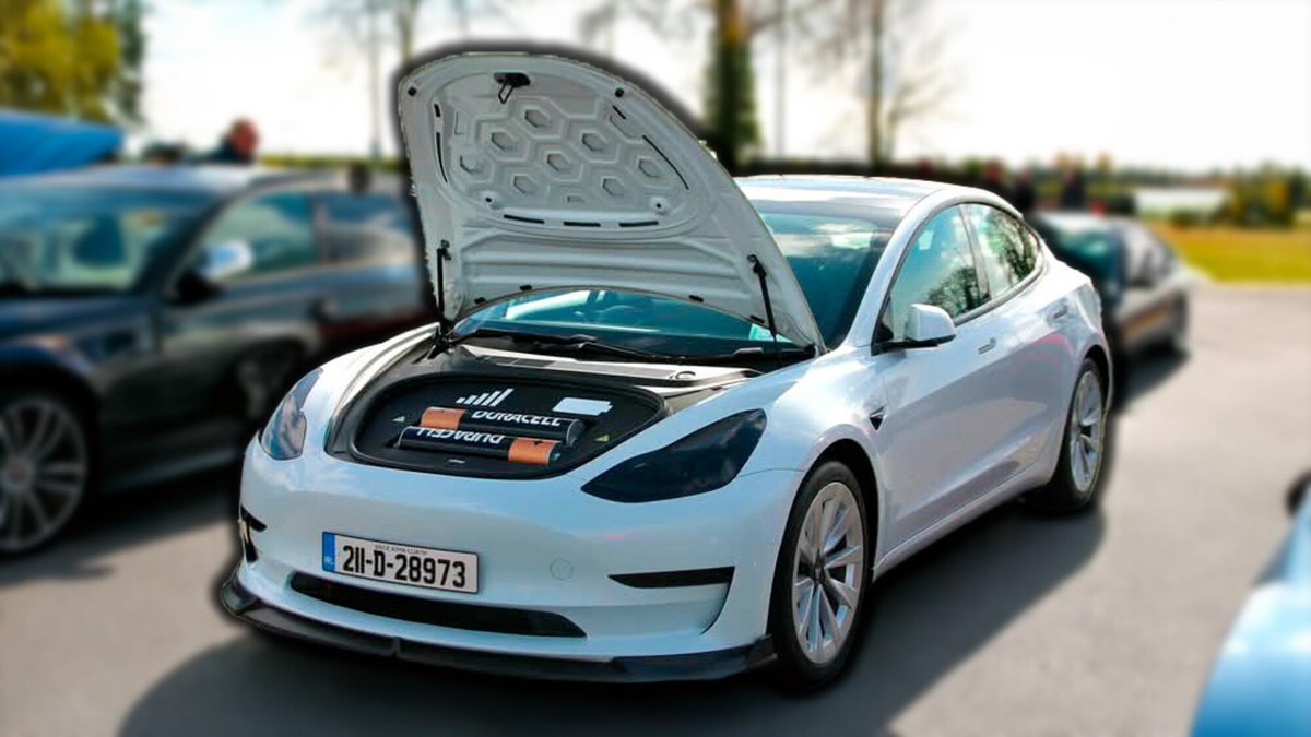 Questa Tesla Model 3 con “pile Duracell” vi strapperà un sorriso