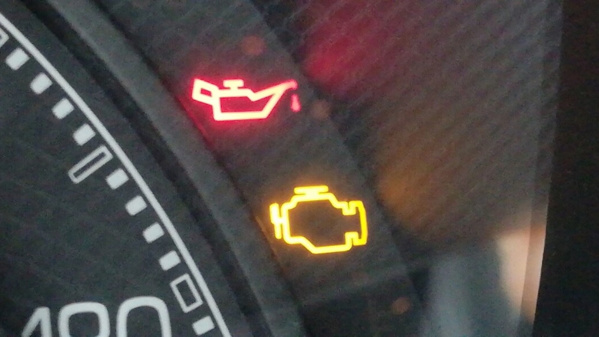 Spia olio motore lampeggiante: cosa fare subito