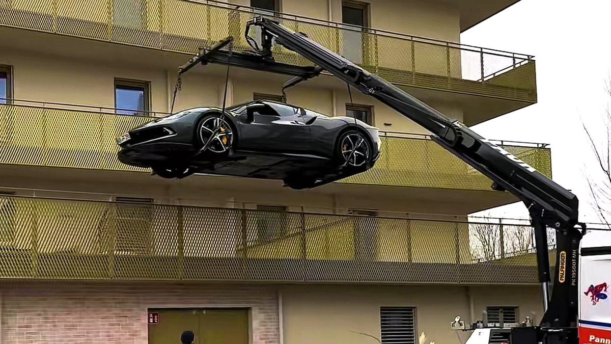 Perché una Ferrari è stata parcheggiata su un terrazzo