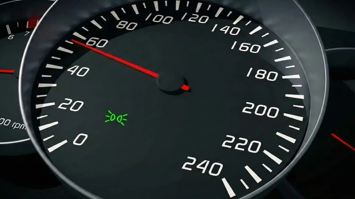 Spia luci di posizione: quando vanno accese e cosa dice davvero il Codice della strada