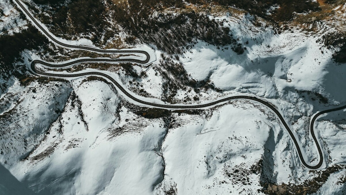 Strade ghiacciate e sicurezza: cosa succede all’auto quando l’asfalto è gelido