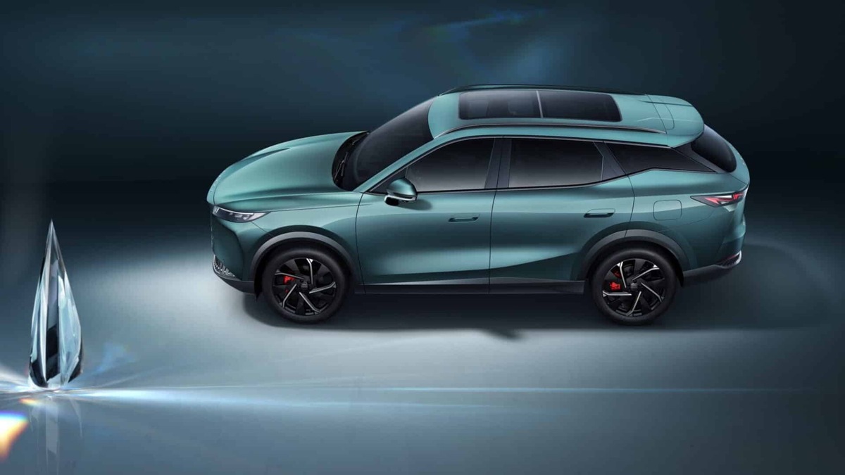 Omoda 7 SHS-P, 279 cavalli plug-in e 1.200 km da 38.900 euro