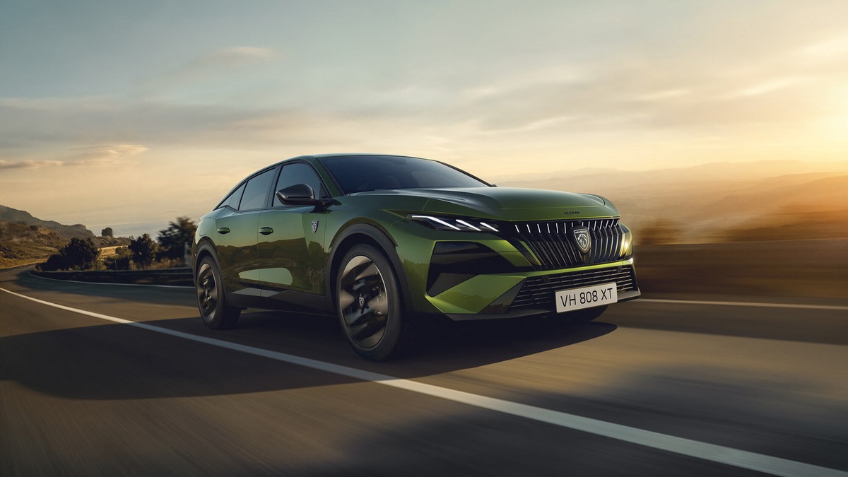 Peugeot 408, aggiornamento fastback