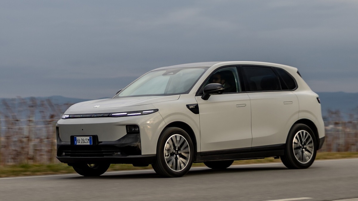 Leapmotor B10 Reev Hybrid, dal Salone di Bruxelles pronta per le strade italiane