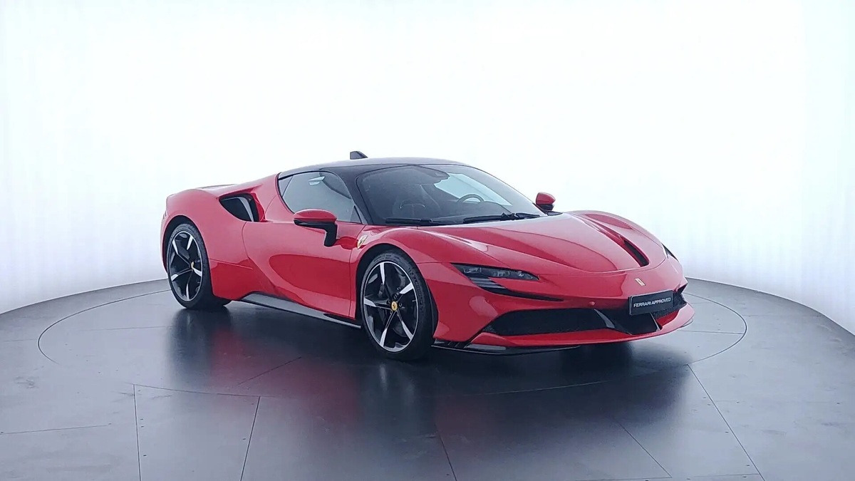 Ferrari SF90 Stradale, una davvero speciale è in vendita in Italia: ecco di chi era