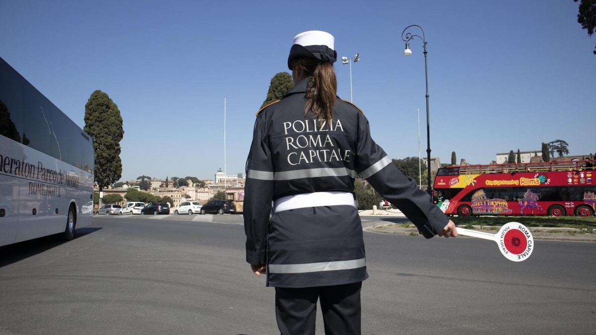 ZTL di Roma, stretta su auto elettriche e ibride