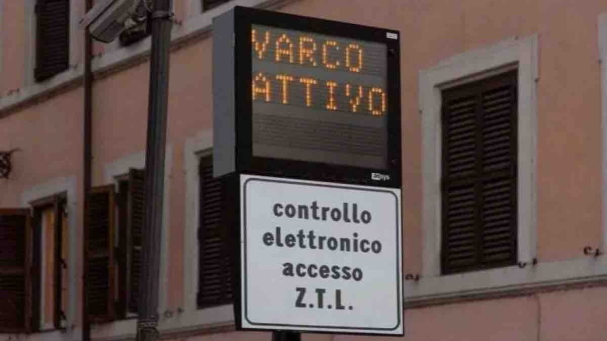 ZTL Roma, arriva la mazzata, 1.000 euro per le auto elettriche in centro