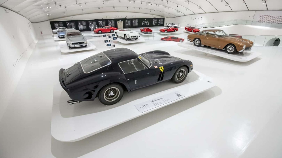 Ferrari e musica si uniscono: 10 auto leggendarie in mostra al Museo di Modena