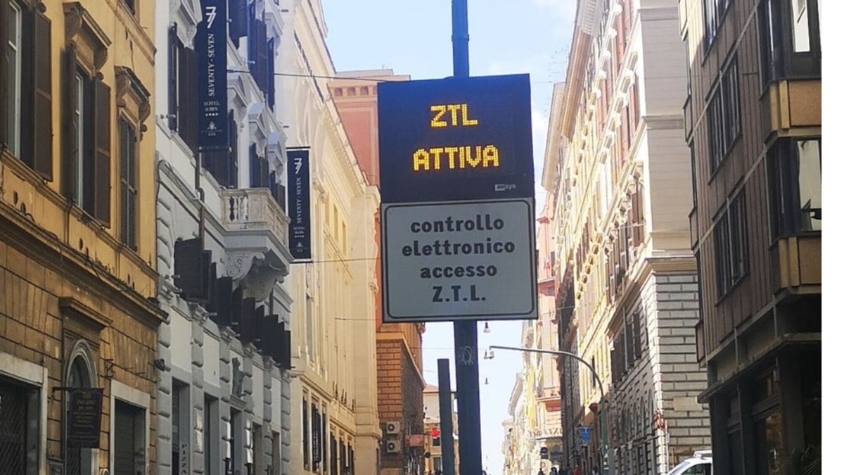 ZTL a Roma, il pass da 1.000 euro continua a far discutere: c'è la mozione per fermarlo