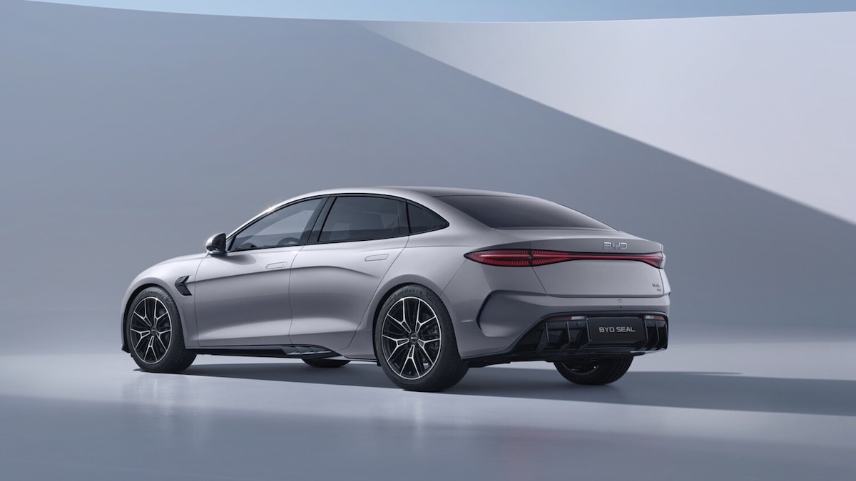 Byd Seal elettrica 2026, ecco cosa cambia
