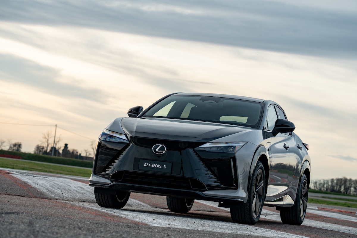 La Lexus RZ stupisce con lo steer-by-wire: lo sterzo elettrico rivoluziona la guida
