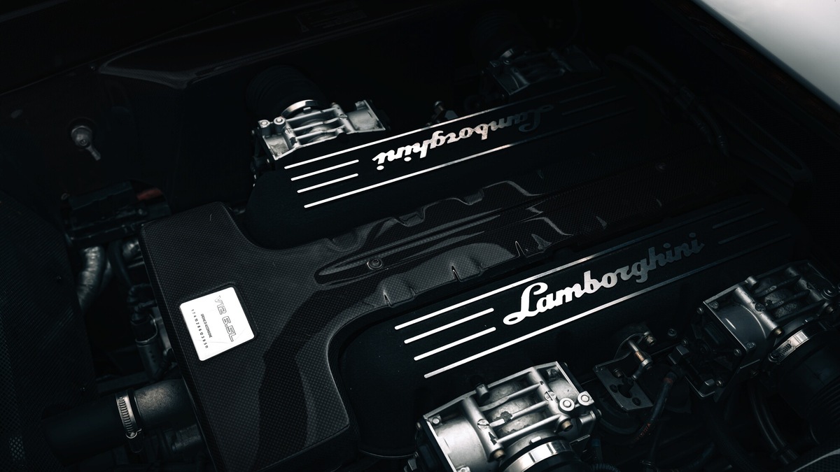 Lamborghini cancella l'elettrico e sfida Ferrari: il futuro non è solo a batteria