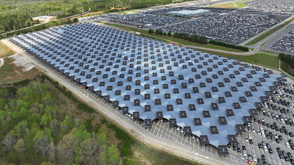 Kia, maxi tettoia solare per proteggere 15.000 auto dalla grandine