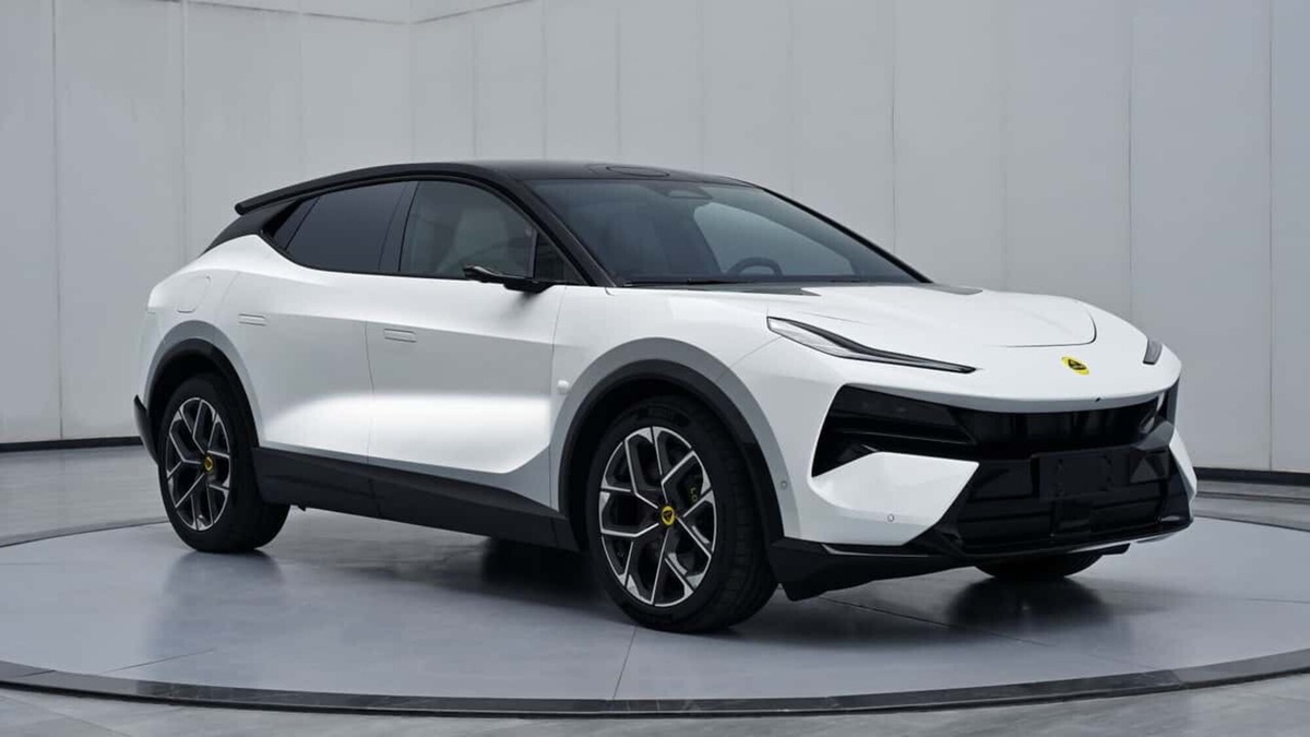Lotus come Lamborghini: l'elettrico può aspettare ancora