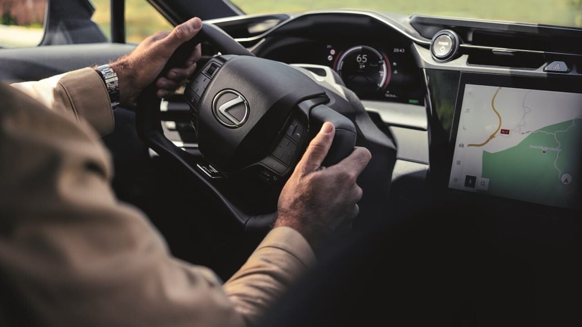 Lexus sfida Tesla con lo steer-by-wire: chi vince nella rivoluzione dello sterzo?