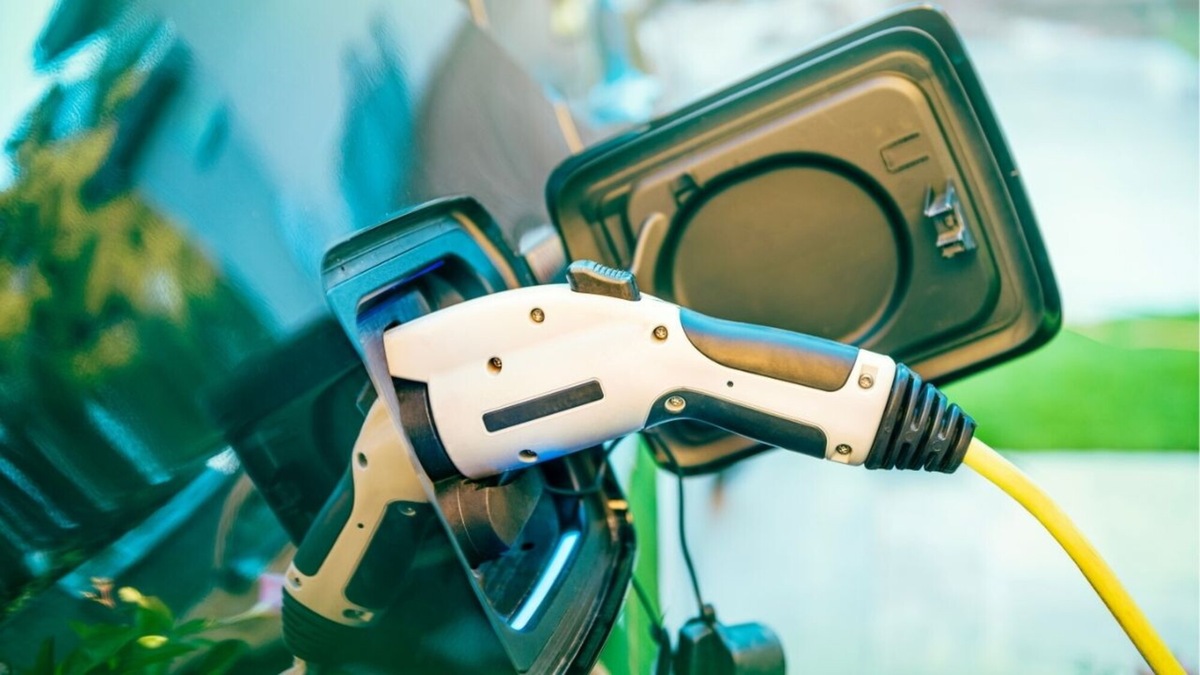 Crisi in Medio Oriente, il pieno dell'auto elettrica costerà di più? Il confronto