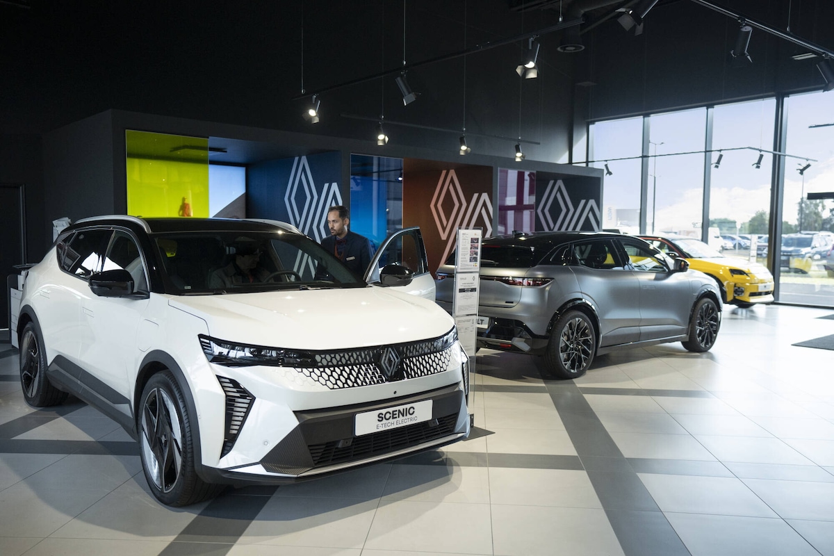 Renault, il piano industriale del dopo de Meo rivede la transizione