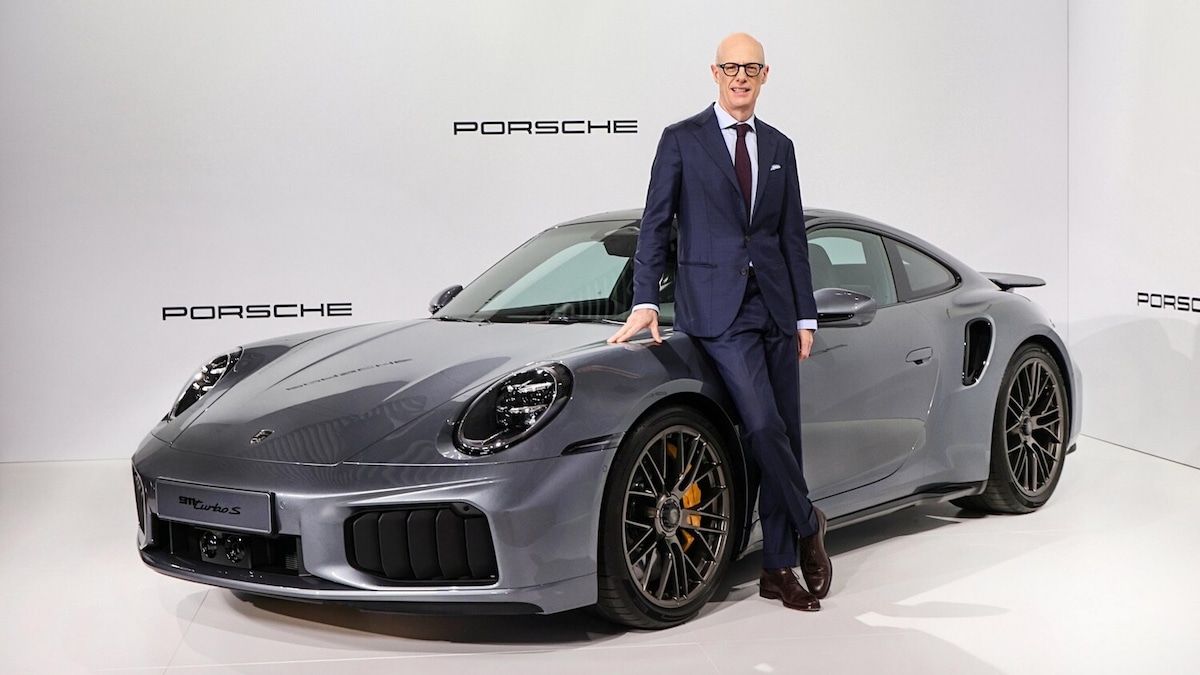 Porsche, il dietrofront sull'elettrico presenta il conto: utili giù del 92%