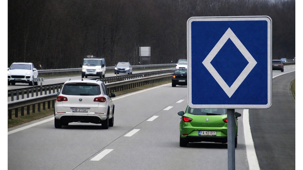 Attenzione al cartello con il rombo bianco: cosa significa e chi rischia la multa