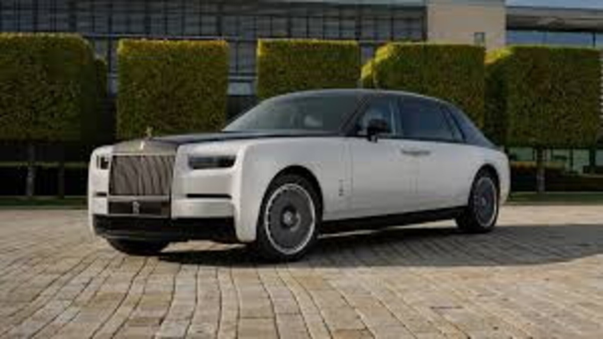 Rolls-Royce abbandona l'elettrico entro il 2030: il V12 non si tocca