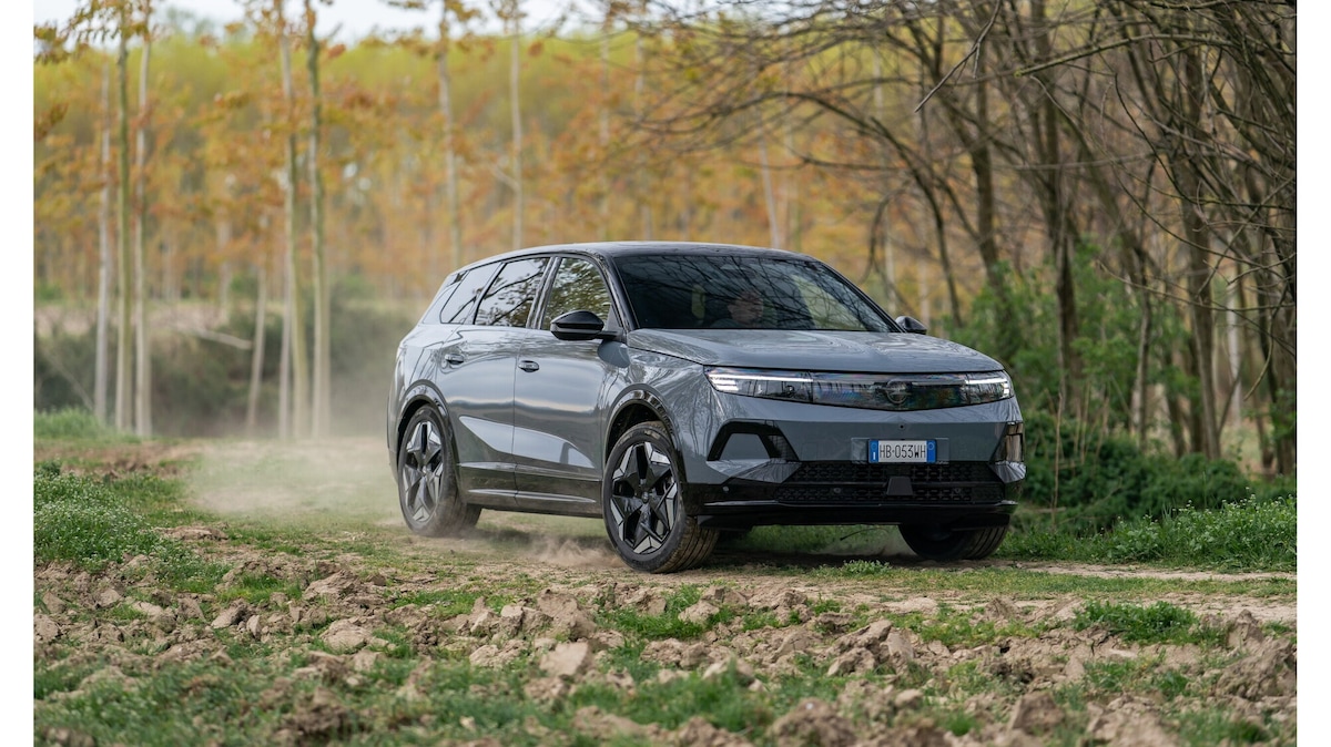Grandland AWD, elettrica ai vertici di gamma per la Opel