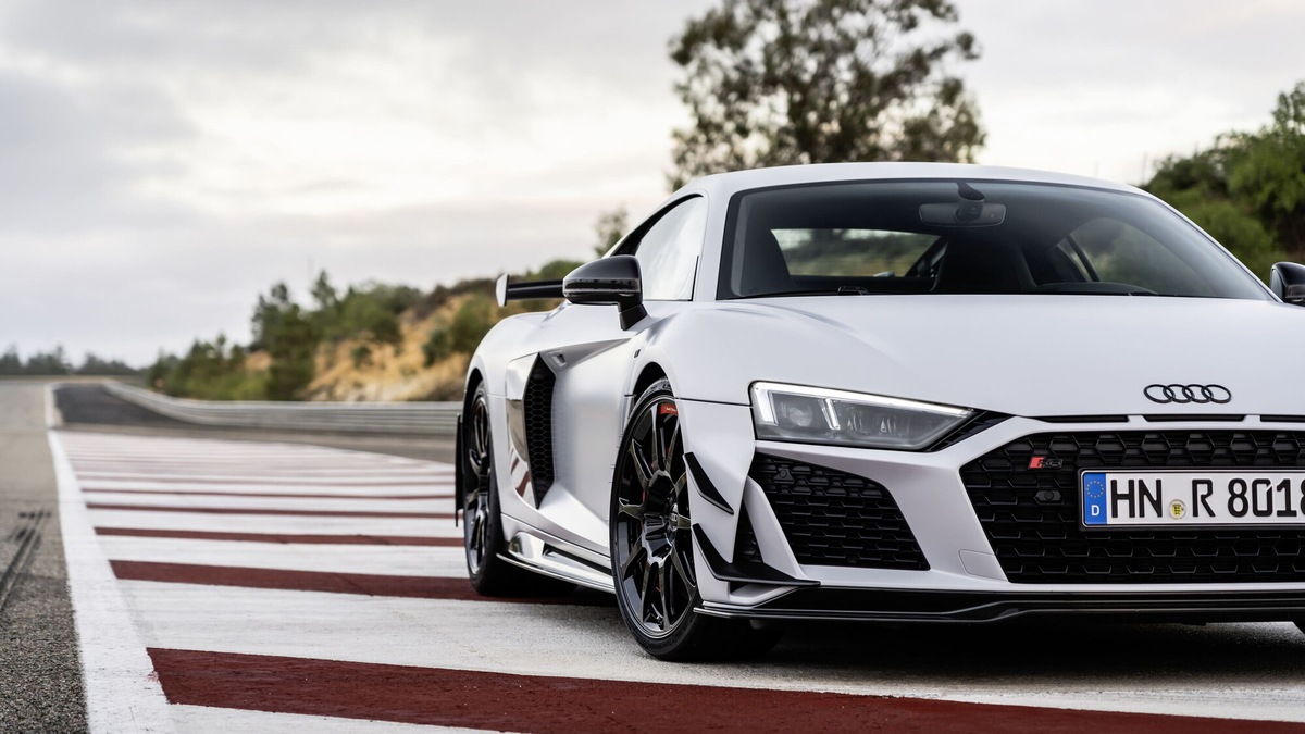 Audi R8, venti anni dalla supercar a doppio filo con Lamborghini. Il top e il futuro.