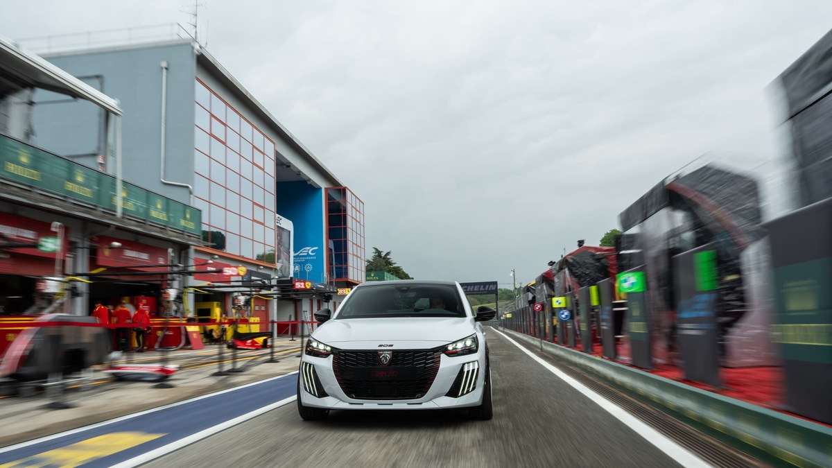 Peugeot 208 Gti 2026, la sportiva elettrica alla "prima" italiana a Imola