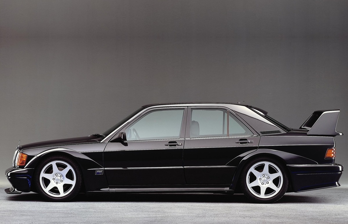 Mercedes Classe C, la 190E ha iniziato la storia pronta ora per l'elettrica