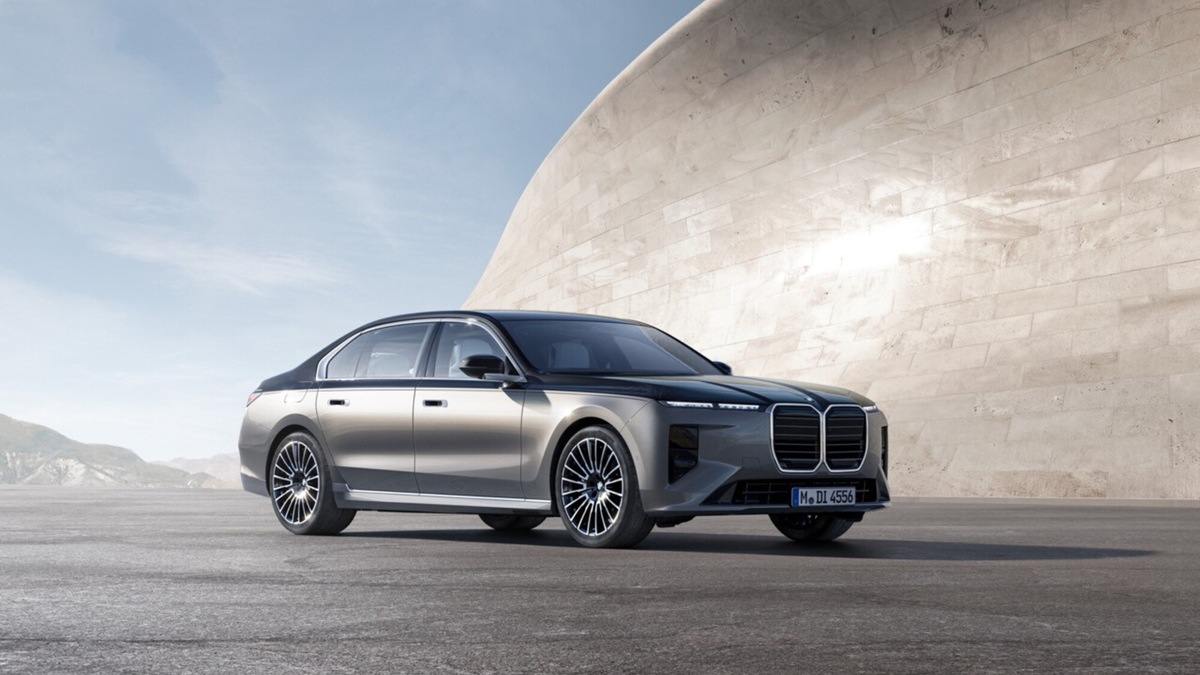 BMW Serie 7, l'ammiraglia cambia faccia