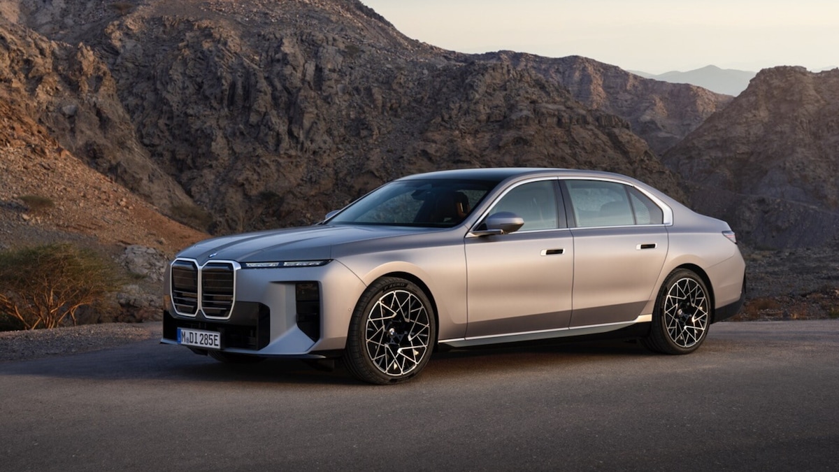 BMW Serie 7 cambia faccia, elettrica da 708 km con un "cinema" a bordo