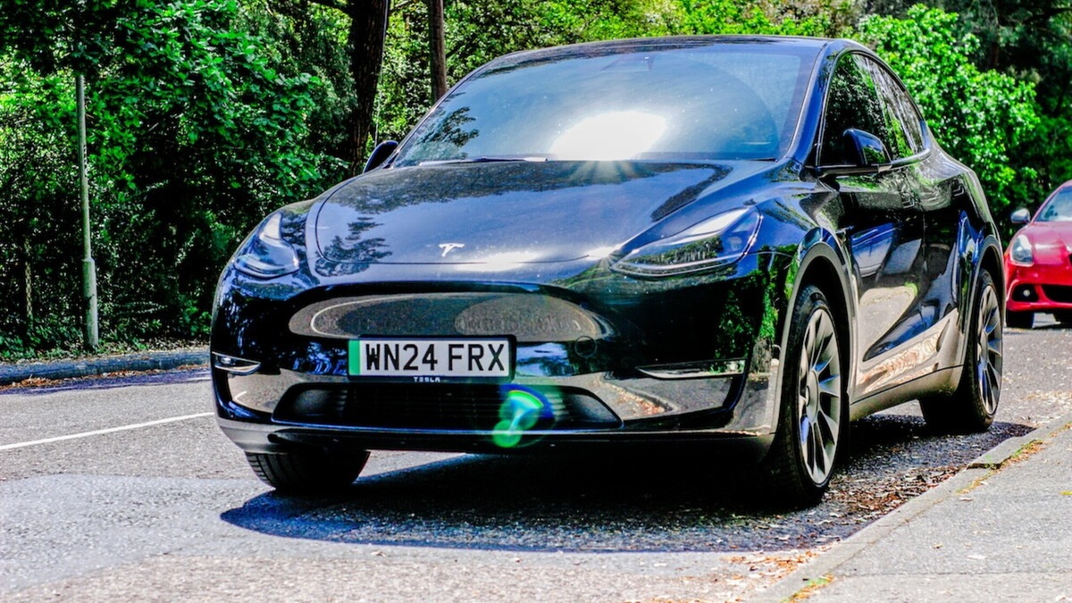 Auto elettrica e caro vita: perché gli italiani restano in equilibrio