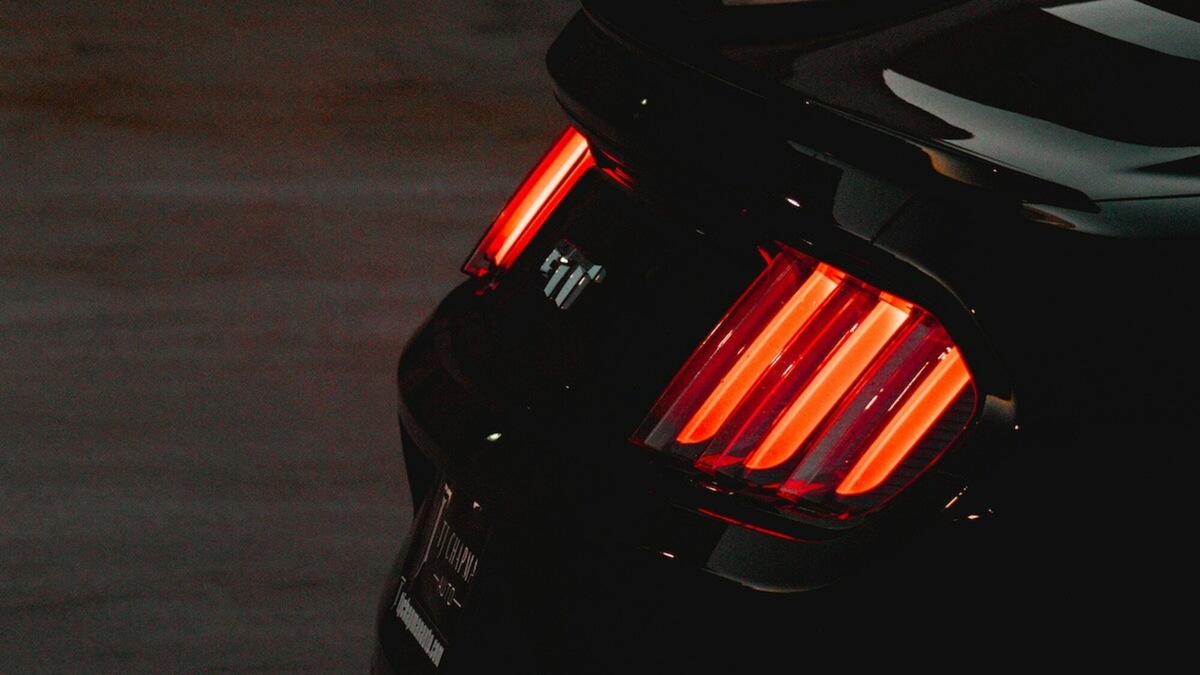 Luce freno lampeggiante, cosa cambia davvero per le auto