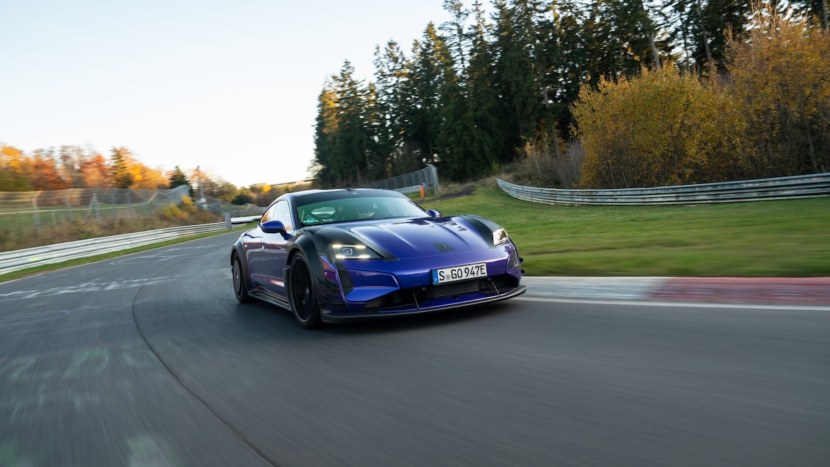 Porsche Taycan Turbo GT da paura al Nürburgring con il nuovo kit Manthey