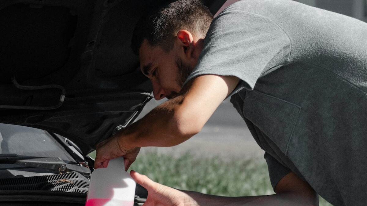 Perché l’auto perde liquidi: cause, rischi e soluzioni