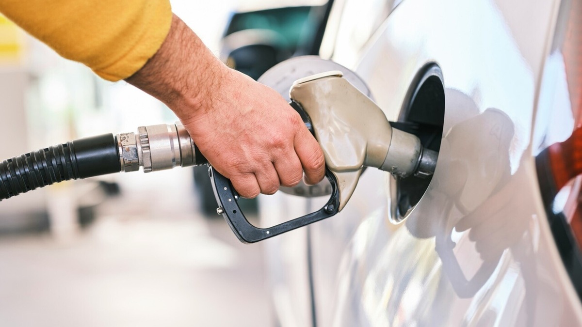 Benzina sempre più cara, scende il diesel. Che rialzi in Valle d'Aosta!