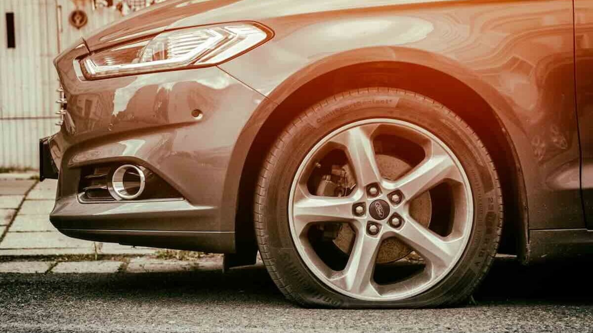 Foratura in autostrada: le cose da fare e i comportamenti da evitare