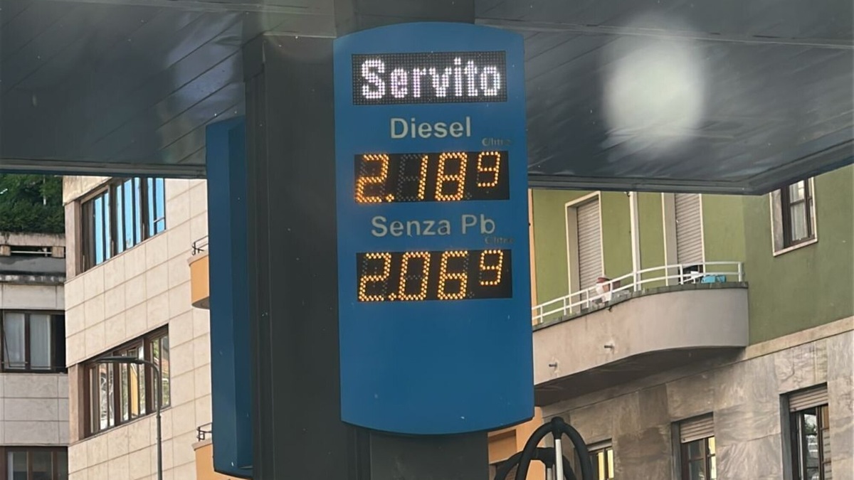 Carburanti: prezzi giù per l'ottavo giorno di fila, ma il calo rallenta