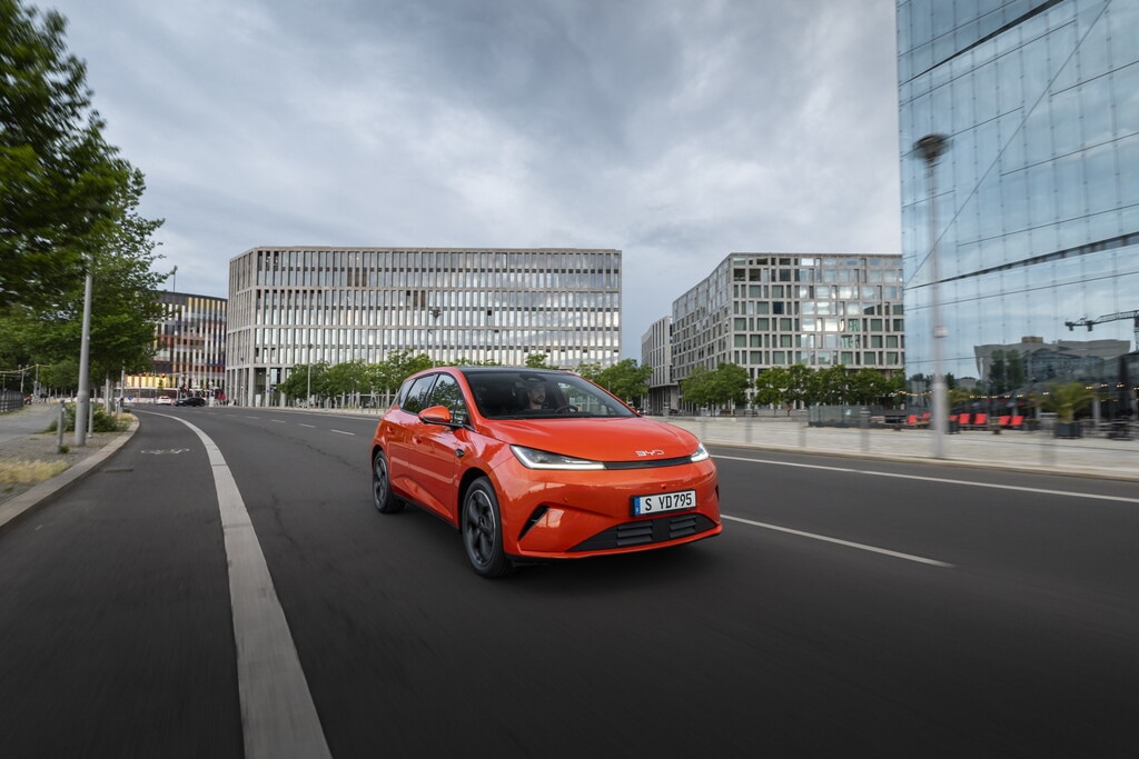 BYD Dolphin G DM-i, compatta e plug-in