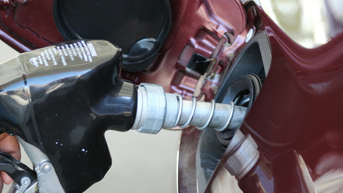 Scendono diesel e benzina, calo doppio in autostrada
