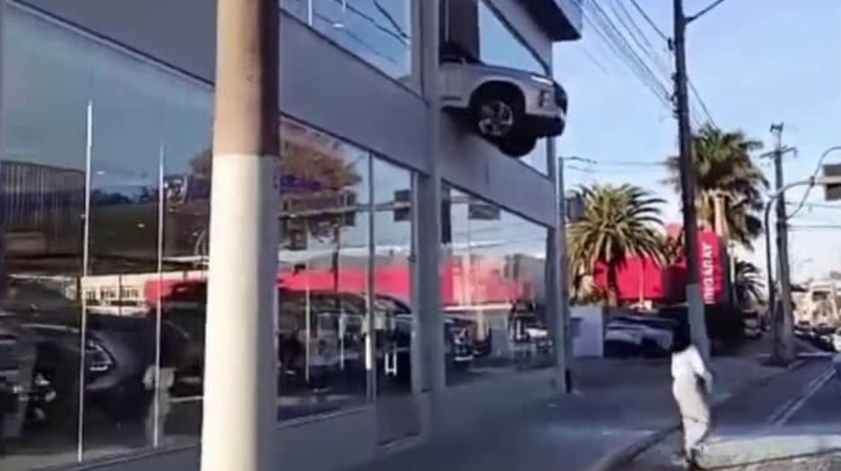 Auto in bilico nel vuoto dopo una manovra sbagliata