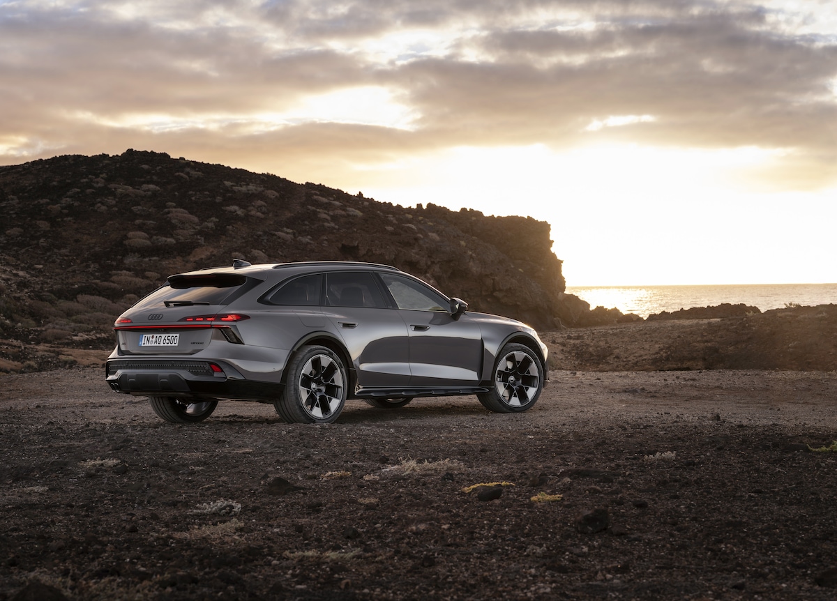 Nuova Audi A6 allroad quattro 2026: debutta l’ibrida plug-in
