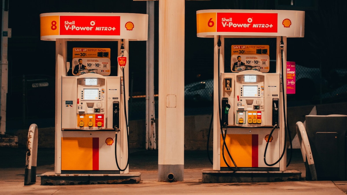 Benzina e diesel, prezzi in discesa. Petrolio in picchiata, invece il pieno...