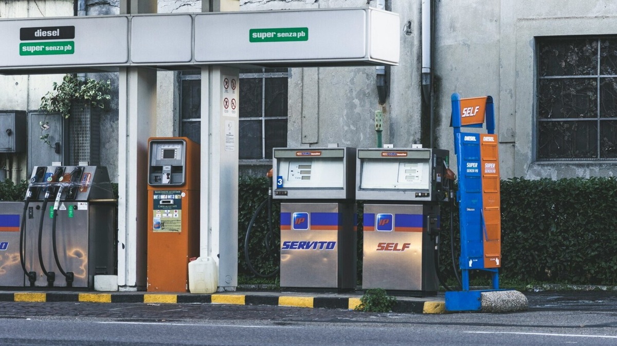 Benzina e diesel, che calo in un giorno. Quanto costa oggi il pieno