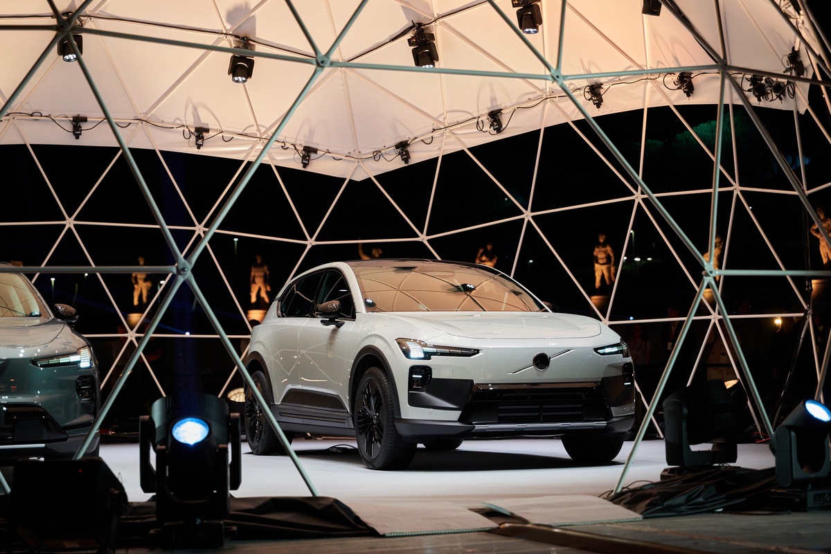 Volvo EX60 Cross Country, debutto show al Foro Italico