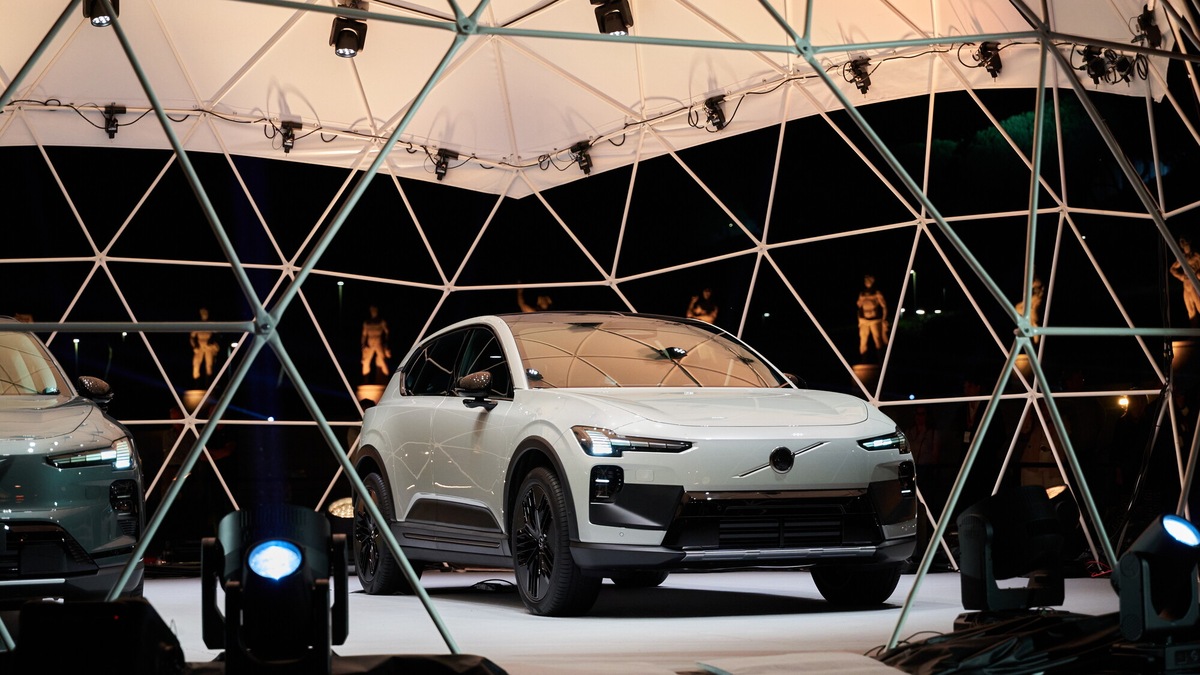 Volvo EX60 Cross Country, debutto show al Foro Italico