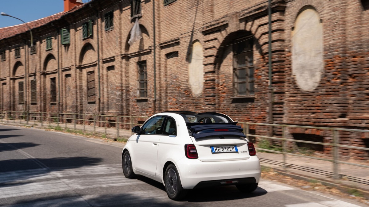 Fiat 500 Hybrid Cabrio Dolcevita, bellezza senza tempo