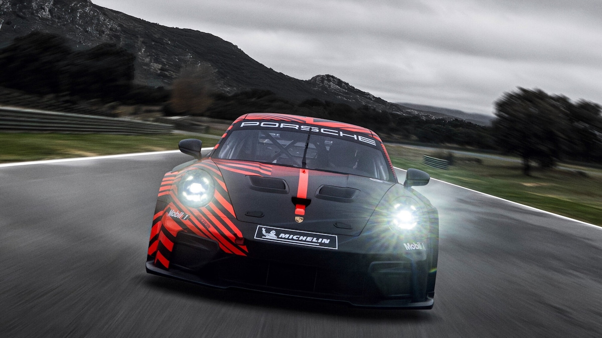 Porsche annuncia: la 911 non sarà mai elettrica. E lancia la belva GT4 R