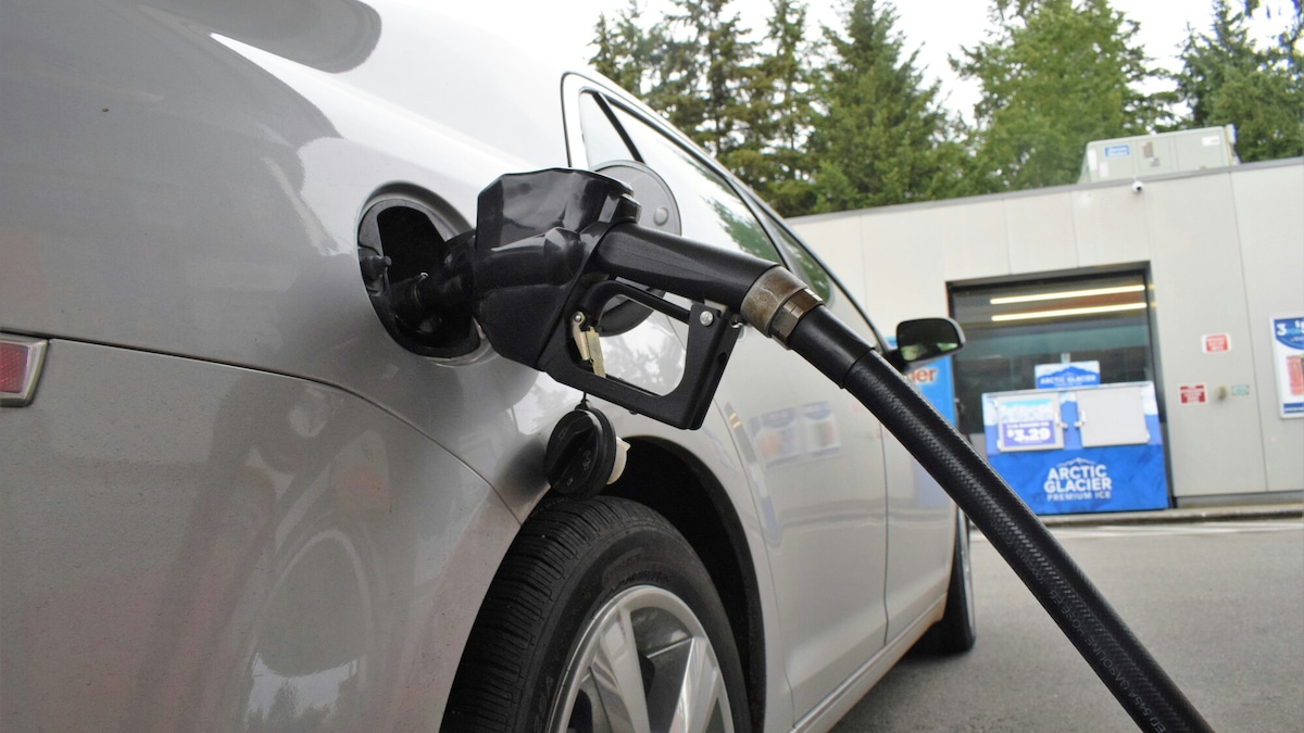 Prezzi carburanti: benzina e diesel in discesa. E il pieno costa meno
