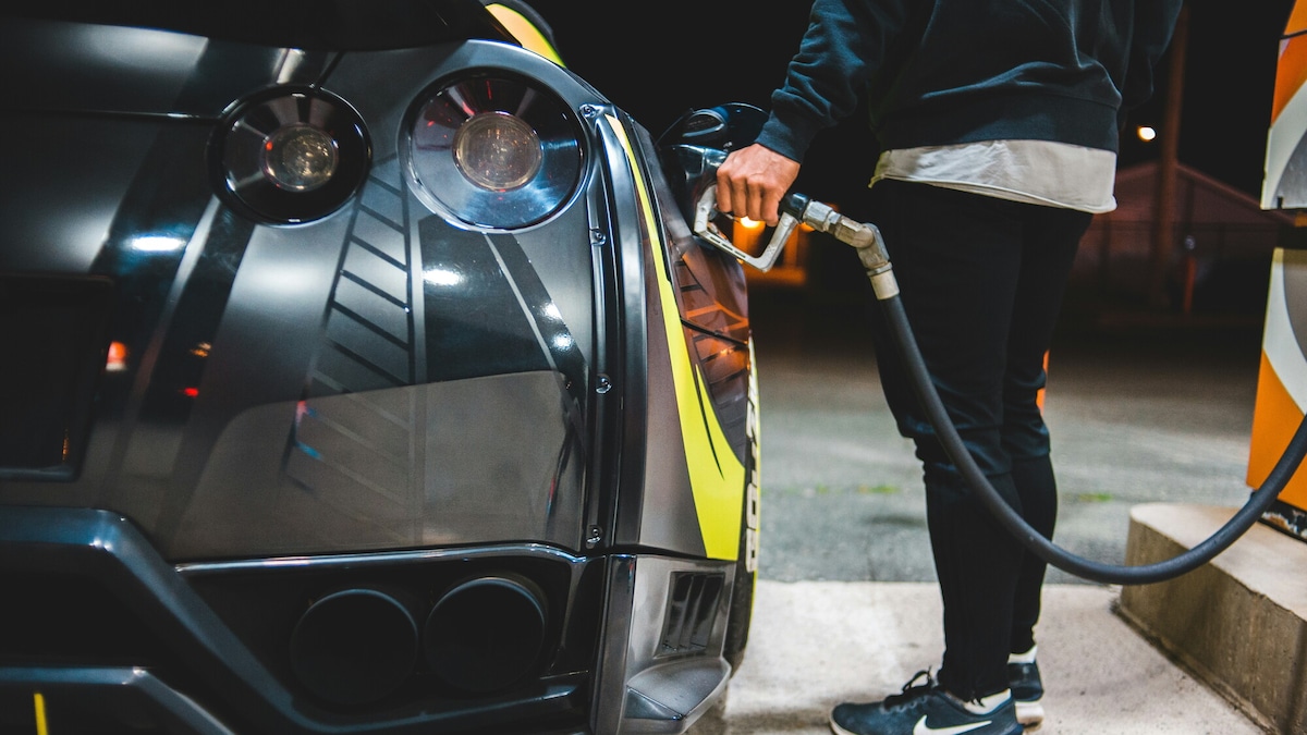 Prezzi carburanti: diesel giù, la benzina frena. UNC attacca: "Fallimento Mimit"
